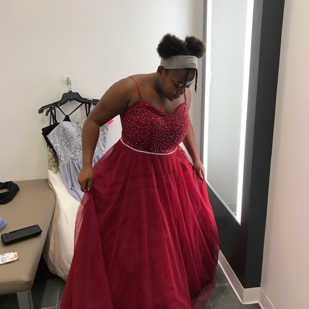 Red homecoming/prom dress w/ flowing layers size L